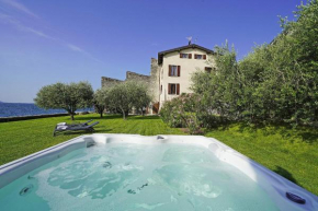 Villa Victoria: luxury waterfront villa with splendid views Gargnano